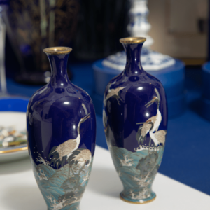 Paire de vases japonais cloisonnés décorés de grues japonaises