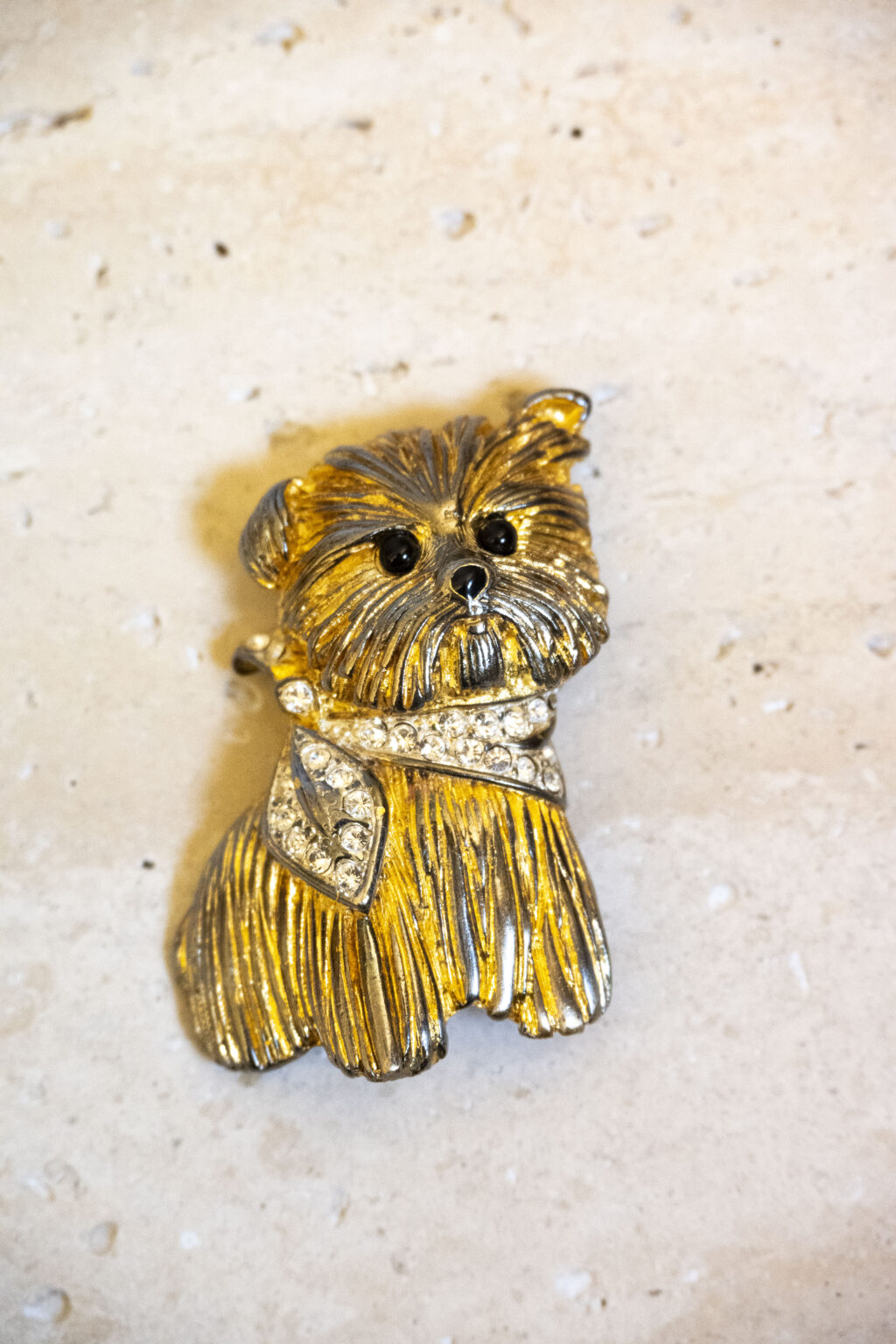 Broche petit chien signée Carven